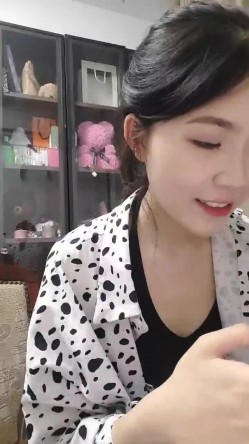 【七七爱吃饭】，湖南妹子，高颜值清纯9分，极品美乳，阴毛长，阴唇粉，让人心动的初恋女神 截图3