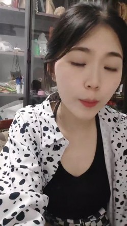 【七七爱吃饭】，湖南妹子，高颜值清纯9分，极品美乳，阴毛长，阴唇粉，让人心动的初恋女神 截图5