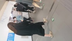 魔手 外购流出《撩裙、露毛、靓妹美少妇》高颜值丁字裤靓妹 丁字裤长毛毛美女 截图2