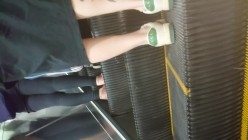 魔手 外购流出《撩裙、露毛、靓妹美少妇》高颜值丁字裤靓妹 丁字裤长毛毛美女 截图7