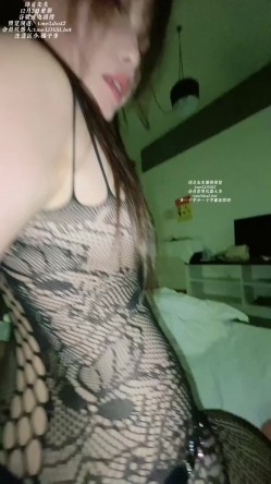 苏州富二代「总华探长的小狗」商K的小贱货，换上丝网情趣套装，露脸口交鸡巴舔到飞起，后入女上变成超级骚摇摇车 截图14