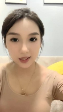 明星脸，几万粉丝的小网红【偷走一头猪】清秀女神~长腿骚舞~道具黑牛~逼会下蛋，走在街上回头率肯定高！~撸管佳作 截图1