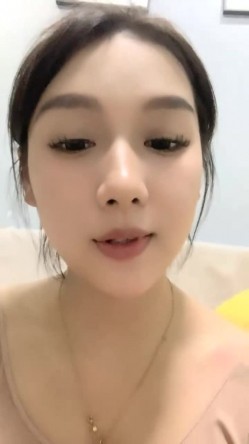 明星脸，几万粉丝的小网红【偷走一头猪】清秀女神~长腿骚舞~道具黑牛~逼会下蛋，走在街上回头率肯定高！~撸管佳作 截图2