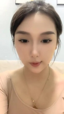明星脸，几万粉丝的小网红【偷走一头猪】清秀女神~长腿骚舞~道具黑牛~逼会下蛋，走在街上回头率肯定高！~撸管佳作 截图3
