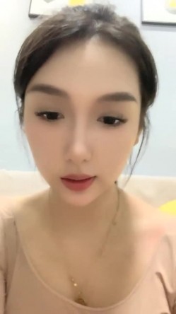 明星脸，几万粉丝的小网红【偷走一头猪】清秀女神~长腿骚舞~道具黑牛~逼会下蛋，走在街上回头率肯定高！~撸管佳作 截图4