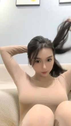 明星脸，几万粉丝的小网红【偷走一头猪】清秀女神~长腿骚舞~道具黑牛~逼会下蛋，走在街上回头率肯定高！~撸管佳作 截图5