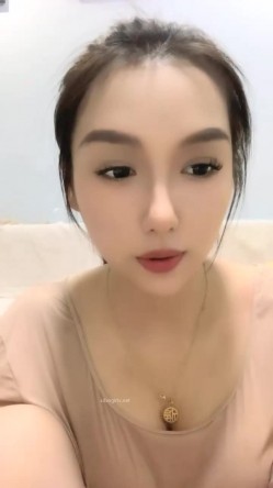 明星脸，几万粉丝的小网红【偷走一头猪】清秀女神~长腿骚舞~道具黑牛~逼会下蛋，走在街上回头率肯定高！~撸管佳作 截图7