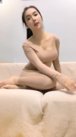 明星脸，几万粉丝的小网红【偷走一头猪】清秀女神~长腿骚舞~道具黑牛~逼会下蛋，走在街上回头率肯定高！~撸管佳作 截图8