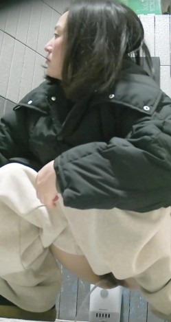 商场女厕双镜头偷拍大肥B短发少妇 没找到纸擦B还好兜里有 截图2