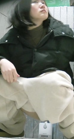 商场女厕双镜头偷拍大肥B短发少妇 没找到纸擦B还好兜里有 截图3