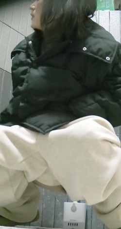商场女厕双镜头偷拍大肥B短发少妇 没找到纸擦B还好兜里有 截图4
