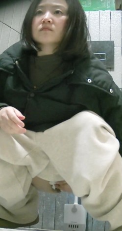 商场女厕双镜头偷拍大肥B短发少妇 没找到纸擦B还好兜里有 截图6