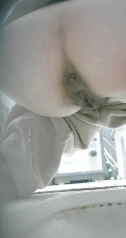 商场女厕双镜头偷拍大肥B短发少妇 没找到纸擦B还好兜里有 截图14