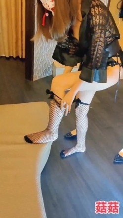 推特极品反差网红御姐【香菇】不雅私拍~粉丝联谊群交会换妻群P各种淫乱 截图1