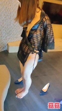 推特极品反差网红御姐【香菇】不雅私拍~粉丝联谊群交会换妻群P各种淫乱 截图4
