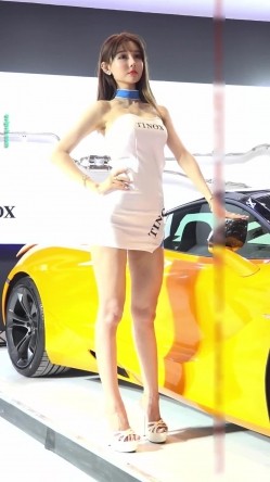 广州车展色色的摄影师各种角度 捕捉身材火爆的美女模特各种不经意间的走光 截图1