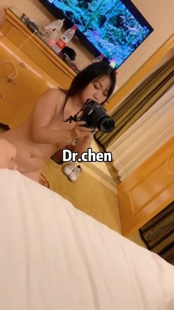 顶级老牌泡良大神「DR.CHEN」「GWQH」付费资源 专约女网黄包括阿朱，调教女大舔脚肛交毒龙喝尿三小时 截图3