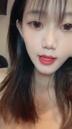 甜美校花【小芊】 ️~用力瓣开紧致蝴蝶美穴~骚弄舞姿大屌插穴自慰~好甜好骚好诱惑~ ️看得让人流鼻血！ 截图2