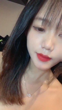 甜美校花【小芊】 ️~用力瓣开紧致蝴蝶美穴~骚弄舞姿大屌插穴自慰~好甜好骚好诱惑~ ️看得让人流鼻血！ 截图8