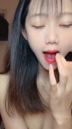 甜美校花【小芊】 ️~用力瓣开紧致蝴蝶美穴~骚弄舞姿大屌插穴自慰~好甜好骚好诱惑~ ️看得让人流鼻血！ 截图11