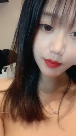 甜美校花【小芊】 ️~用力瓣开紧致蝴蝶美穴~骚弄舞姿大屌插穴自慰~好甜好骚好诱惑~ ️看得让人流鼻血！ 截图13