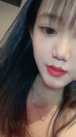 甜美校花【小芊】 ️~用力瓣开紧致蝴蝶美穴~骚弄舞姿大屌插穴自慰~好甜好骚好诱惑~ ️看得让人流鼻血！ 截图15