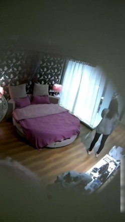 高颜值性感靓妹上班时间偷跑出来和情人酒店私会,进屋就按耐不住女上位干,连续被内射了2次才老实.皮肤真白! 截图1