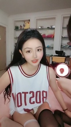 雪莉小可爱！网红美女！美白丝袜美腿足交，穿上高跟鞋骑乘位，深插微毛骚穴 截图2