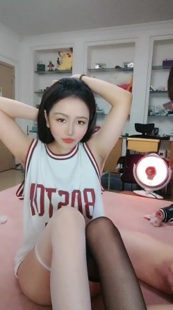 雪莉小可爱！网红美女！美白丝袜美腿足交，穿上高跟鞋骑乘位，深插微毛骚穴 截图3