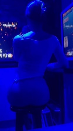 推特露出福利姬【小猫不流泪】极限露出挑战 裸体拿外卖 大街人前刺激露出 户外天体裸行 羞耻尿尿 各种反差行为！ 截图5