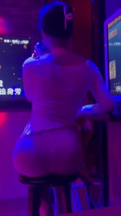 推特露出福利姬【小猫不流泪】极限露出挑战 裸体拿外卖 大街人前刺激露出 户外天体裸行 羞耻尿尿 各种反差行为！ 截图8