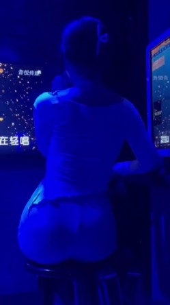 推特露出福利姬【小猫不流泪】极限露出挑战 裸体拿外卖 大街人前刺激露出 户外天体裸行 羞耻尿尿 各种反差行为！ 截图13