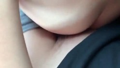 小哥和身材火爆的女友长途大巴最后一排啪啪玩车震 超刺激 截图7