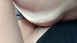 小哥和身材火爆的女友长途大巴最后一排啪啪玩车震 超刺激 截图16