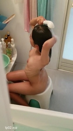 冒险爬窗偷拍邻家少女洗澡!心情很好喔~一边洗一边唱歌 截图7