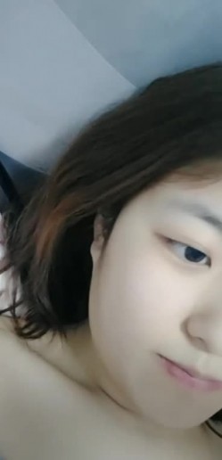 唯美小可爱露脸床上发骚，千层蝴蝶逼看着很性感，AV棒自慰呻吟很温柔，精彩不要错过 截图1