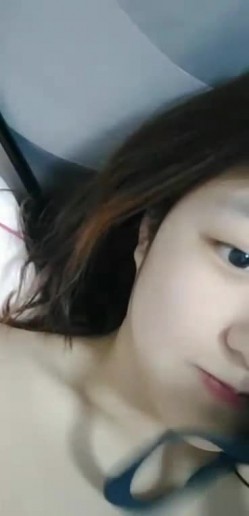 唯美小可爱露脸床上发骚，千层蝴蝶逼看着很性感，AV棒自慰呻吟很温柔，精彩不要错过 截图3