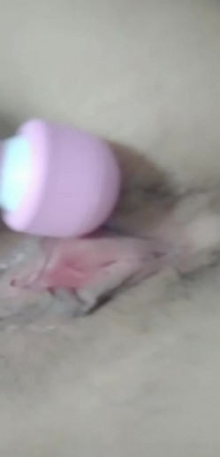 唯美小可爱露脸床上发骚，千层蝴蝶逼看着很性感，AV棒自慰呻吟很温柔，精彩不要错过 截图6