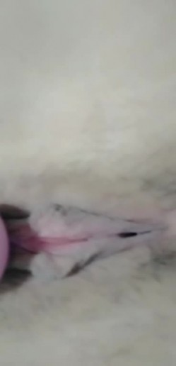 唯美小可爱露脸床上发骚，千层蝴蝶逼看着很性感，AV棒自慰呻吟很温柔，精彩不要错过 截图9