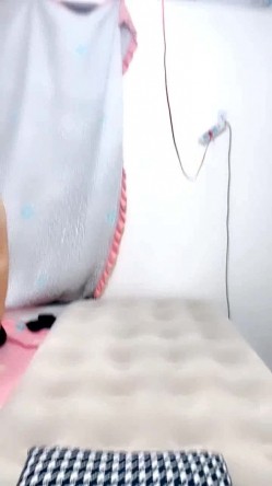双飞母女姐妹花，全程露脸丝袜情趣看她们一起舔鸡巴好刺激，淫声荡语不断轮草两女浪叫不止，表情好骚真刺激 截图4