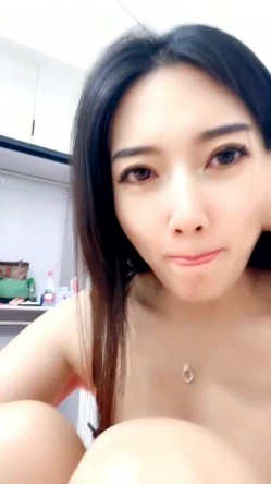 双飞母女姐妹花，全程露脸丝袜情趣看她们一起舔鸡巴好刺激，淫声荡语不断轮草两女浪叫不止，表情好骚真刺激 截图6