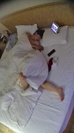 情趣酒店 小美女活泼可爱身材好 特别那浑圆的翘臀 没谁敢说不喜欢 先给男人口一波 男人居然没后入 截图13