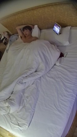 情趣酒店 小美女活泼可爱身材好 特别那浑圆的翘臀 没谁敢说不喜欢 先给男人口一波 男人居然没后入 截图14