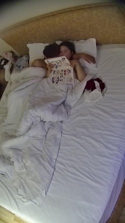 情趣酒店 小美女活泼可爱身材好 特别那浑圆的翘臀 没谁敢说不喜欢 先给男人口一波 男人居然没后入 截图16