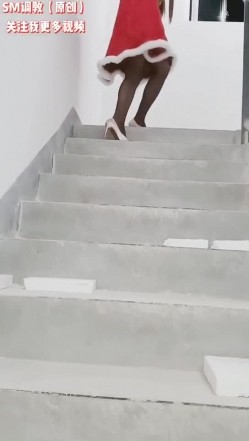 完成主人的小任务，回家还没上楼就憋不住了，楼道狂尿，泄洪，第二天满楼道都是骚尿味了！ 截图2