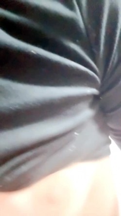 平台虐逼第一人，超大号道具一插到底，上下抽插浪叫呻吟表情狰狞，撕开骚逼给狼友看，拳交骚穴尿尿给狼友看 截图16