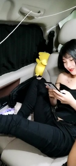 高颜值短发妹子车震双人啪啪 车后座口交上位骑乘后入猛插 截图1