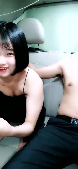 高颜值短发妹子车震双人啪啪 车后座口交上位骑乘后入猛插 截图2