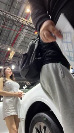 [超级裙底]最新2023上海车展各色美女模特 总有一款你喜欢 截图1