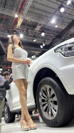 [超级裙底]最新2023上海车展各色美女模特 总有一款你喜欢 截图5
